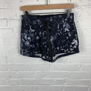 Lululemon Women's Ties Cuffed Spring Break Away Shorts Tie Dye Black/White 6